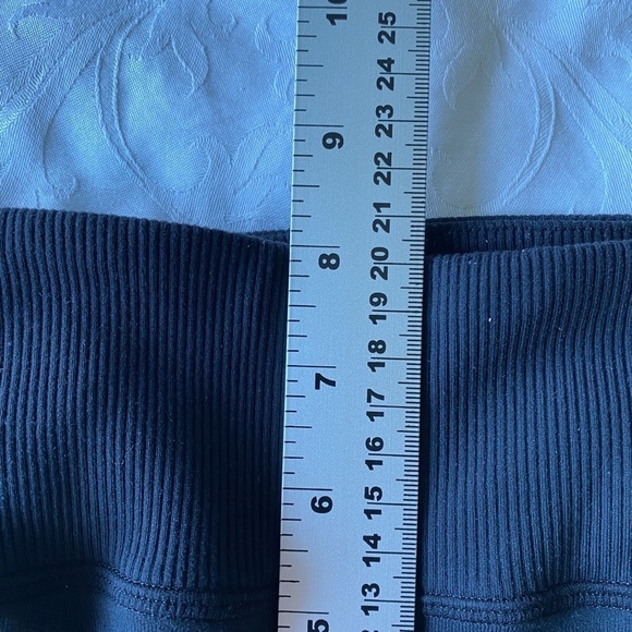 Lululemon Women's Black Capri Yoga Pant Leggings Size 4 - Picture 9 of 11